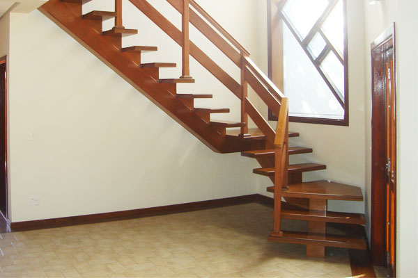 Escada modelo E26B