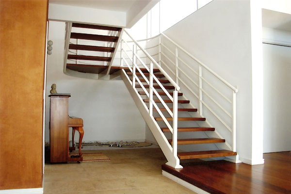 Escada modelo E33A