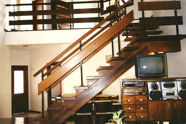 Escada modelo E64A